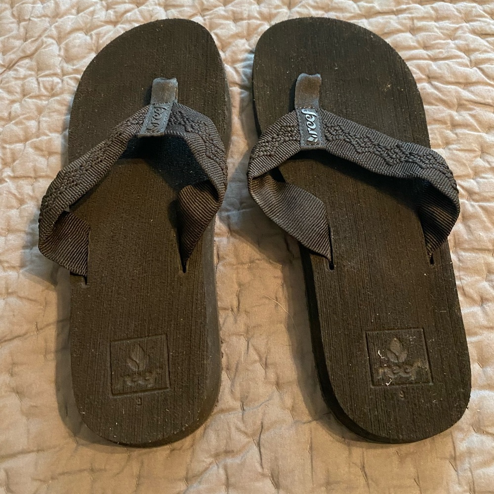 Black “Sandy” Reef sandals, size 9. Gently loved!